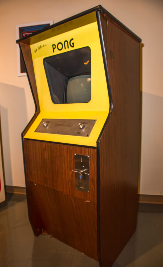 Um gabinete de Pong em exposição no Neville Public Museum of Brown County
